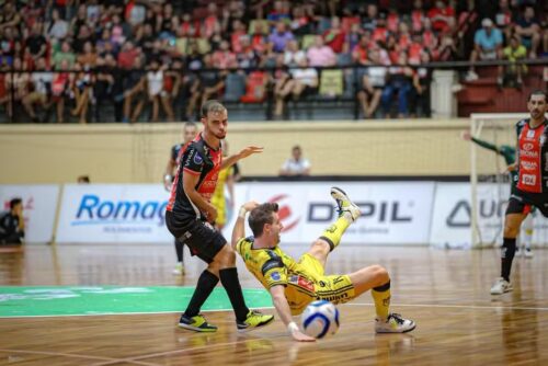 Joinville goleia o Jaraguá e larga em vantagem na final do Estadual