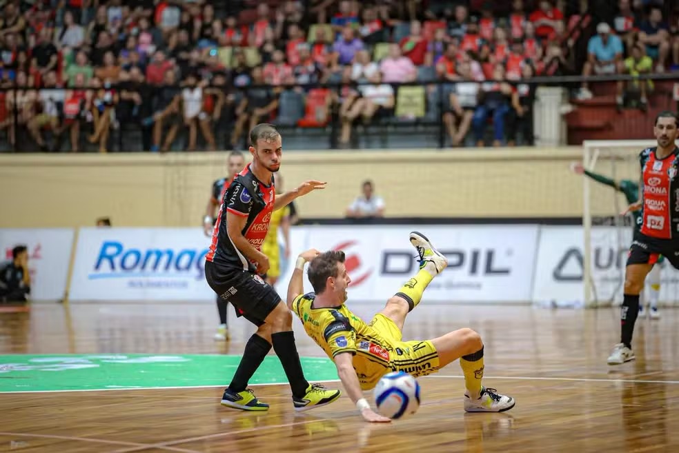 Joinville goleia o Jaraguá e larga em vantagem na final do Estadual