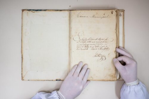 Manuscrito de 1828 restaurado volta a ser disponibilizado para consulta no Arquivo Histórico de Florianópolis