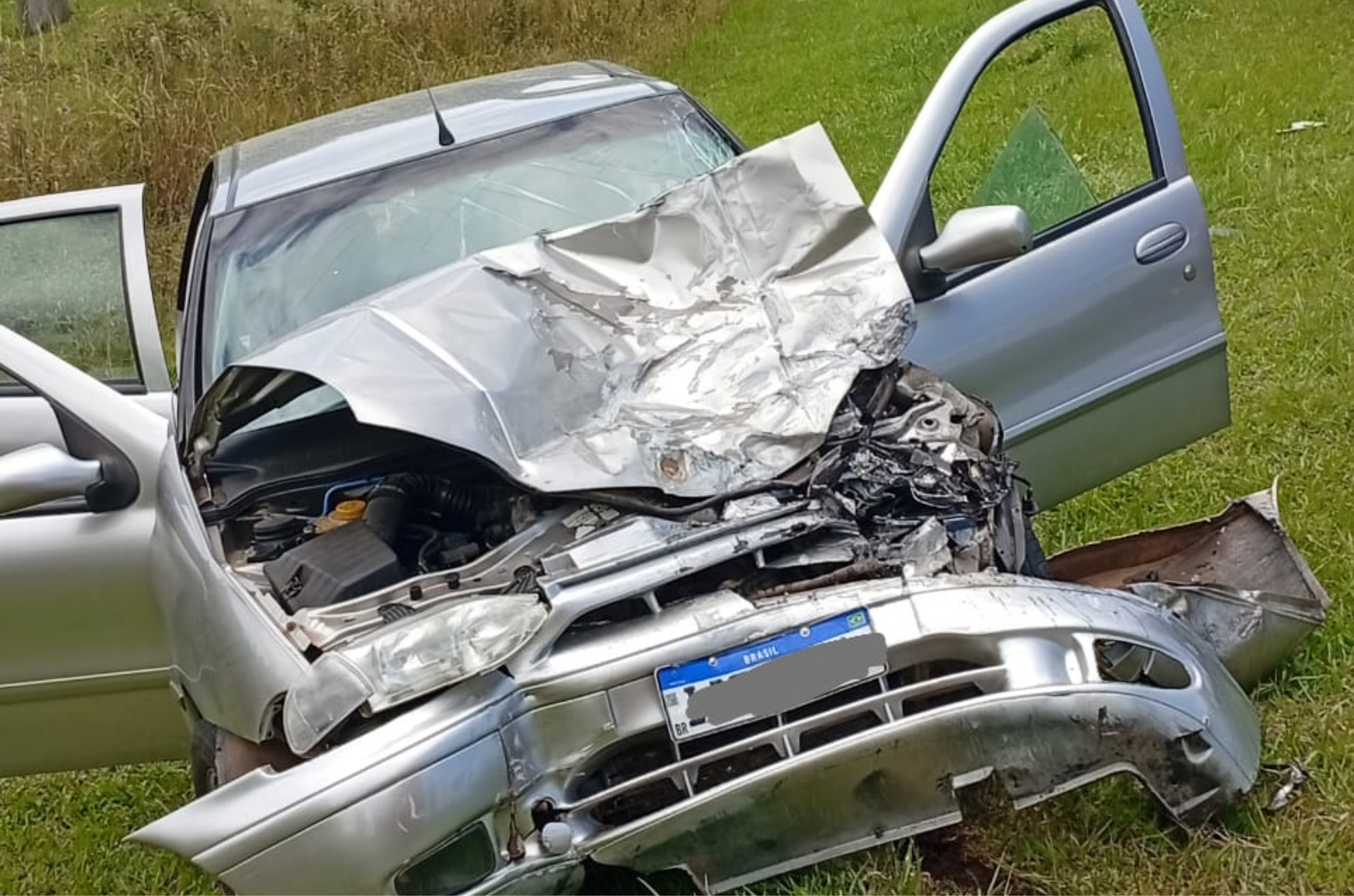 Mulher fica ferida após colisão entre carro e caminhão na SC-290