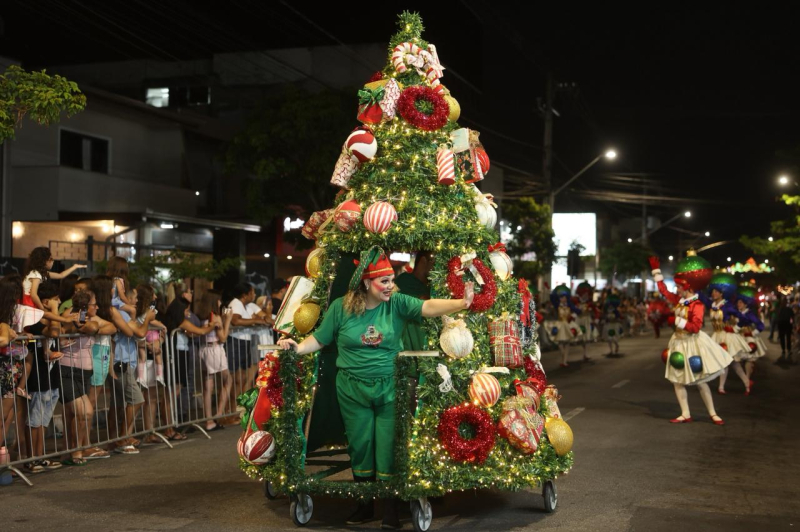 Natal Encanto anima Itajaí com espetáculos e desfile até terça-feira