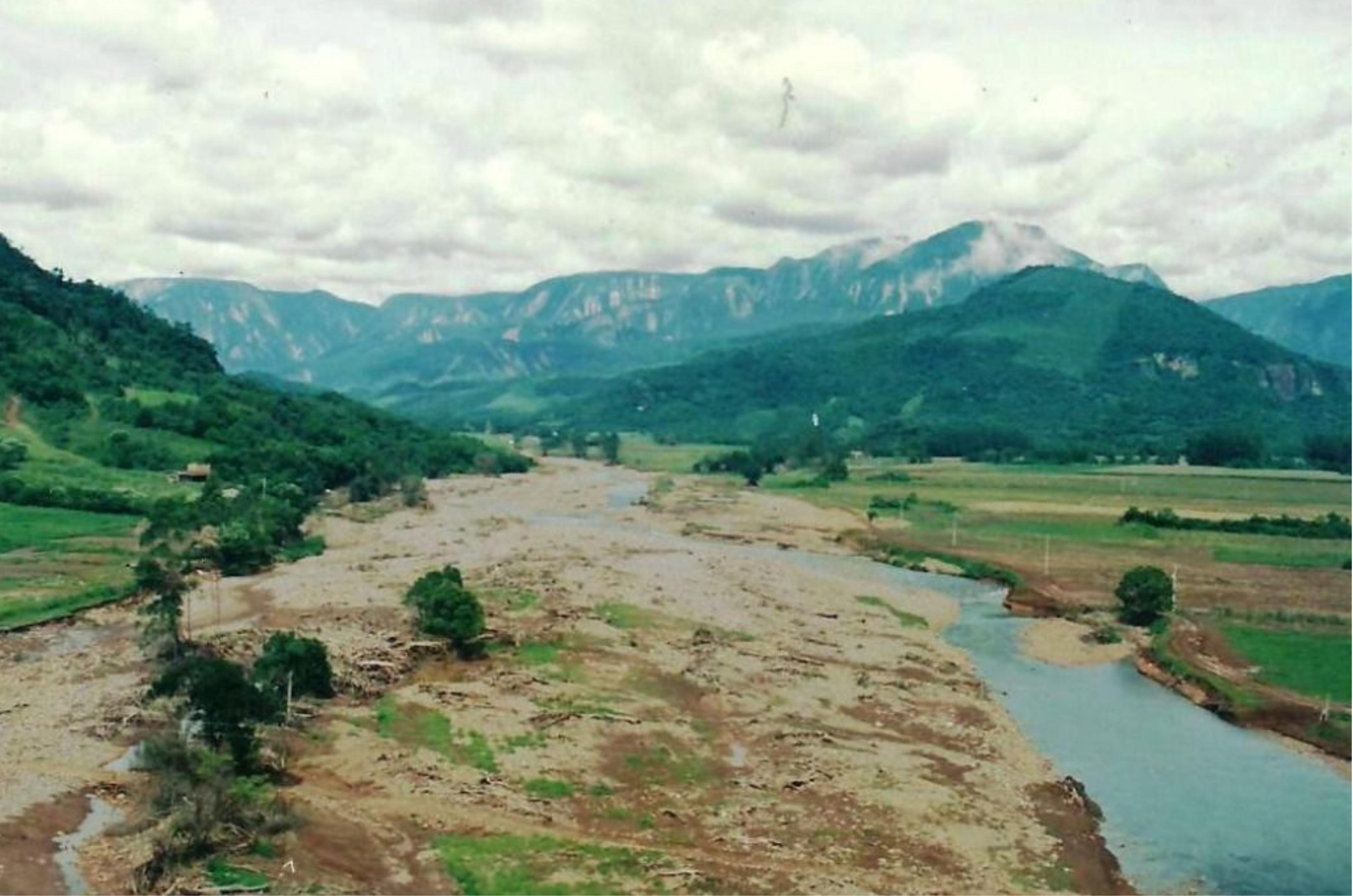 O início dos resgates em meio ao caos. - Foto: Divulgação/Prefeitura de Timbé do Sul