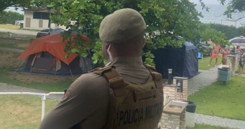 PM conduz homem nu à delegacia após decreto contra nudismo em BC