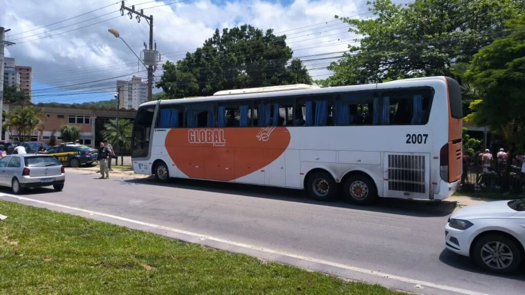PM encaminha 10 torcedores à delegacia após confronto na BR-101 em Itapema