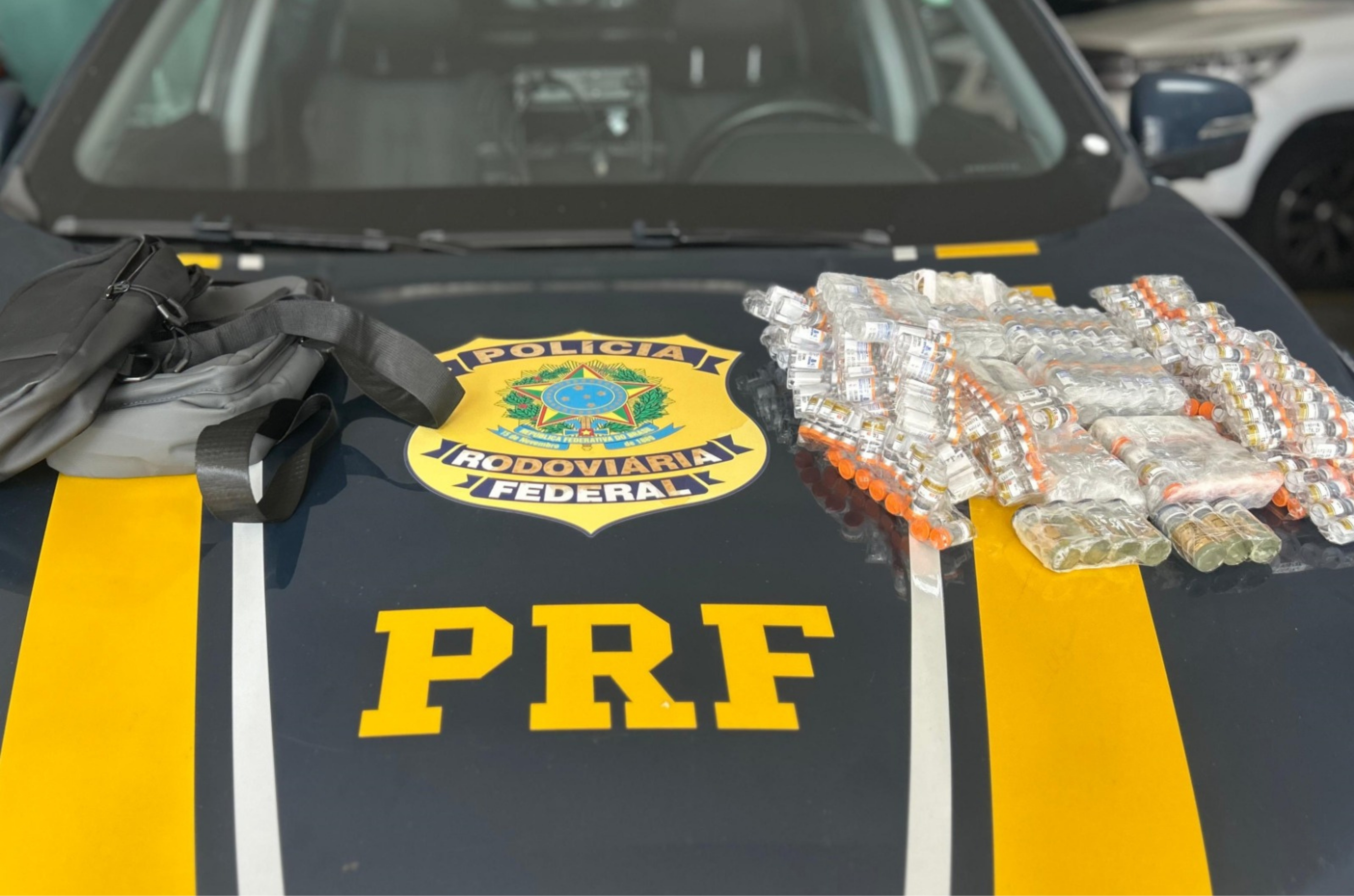 PRF apreende medicamentos ilegais na BR-101 em Itajaí