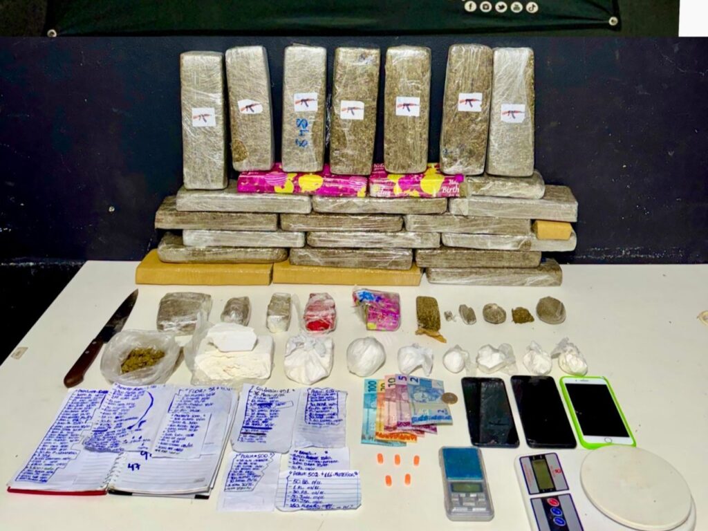 Polícia Militar apreende mais de 21 kg de drogas em kitnet no bairro Espinheiros, em Itajaí
