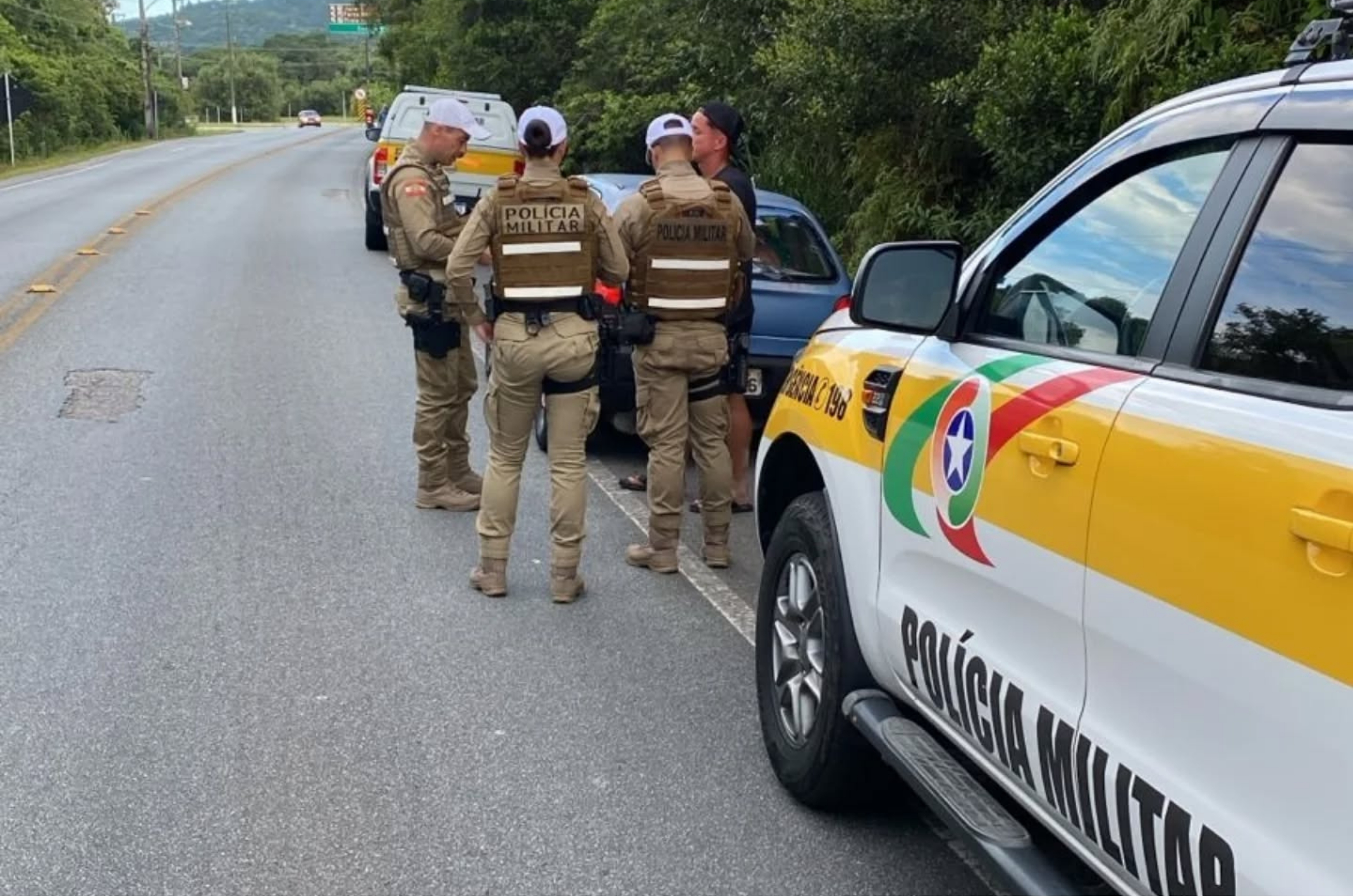 Polícia alerta para irregularidades no estacionamento na SC-406, na Praia Mole