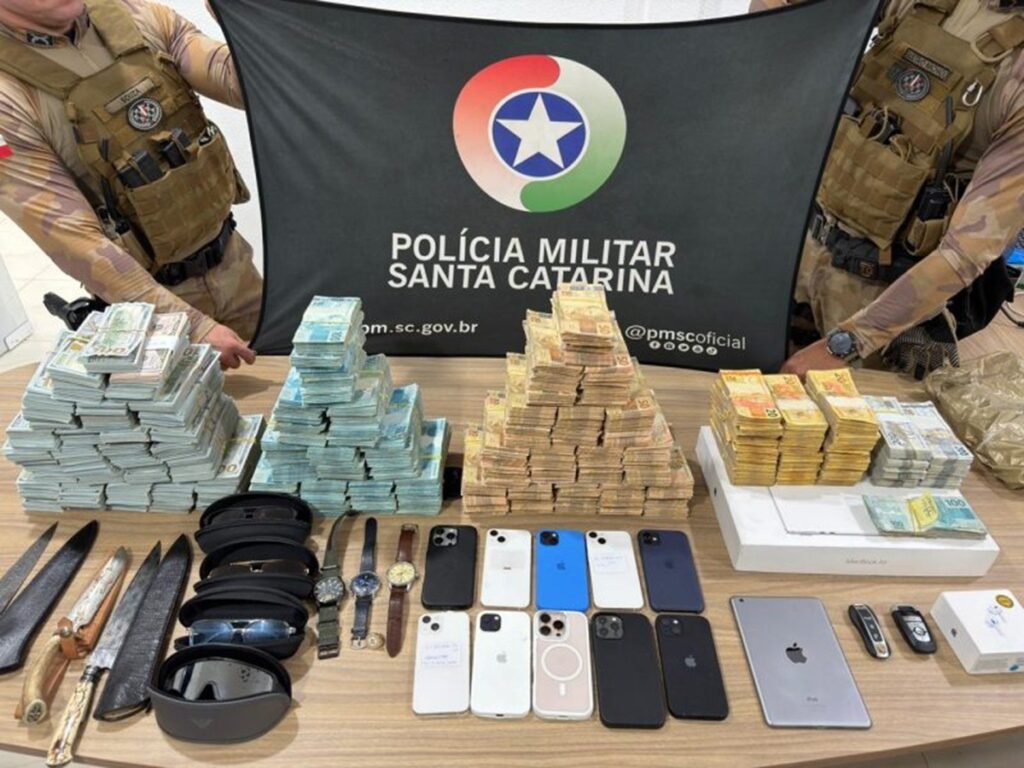 Policiais militares são presos por suspeita de extorsão em hotel de luxo em Itapema