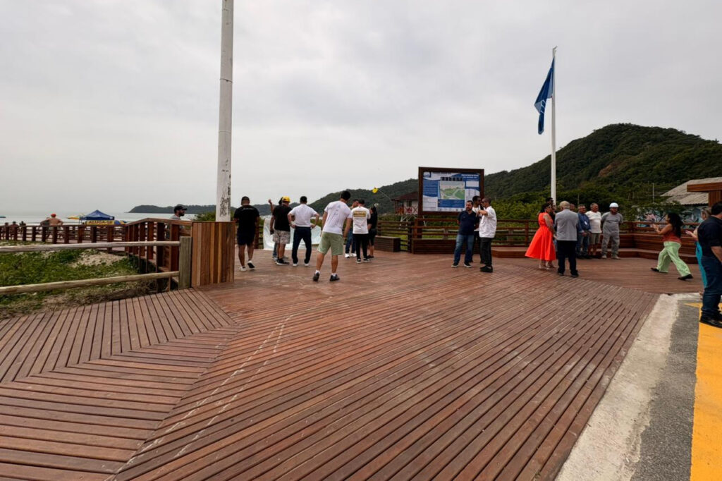 Praia do Molhe, em Itajaí, recebe Bandeira Azul e novas melhorias na infraestrutura