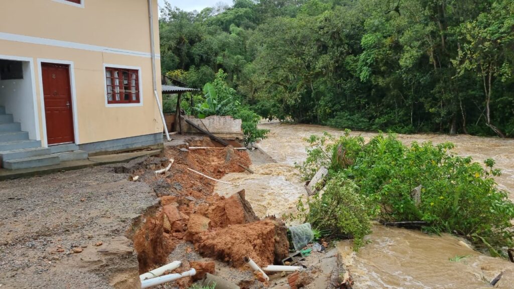 Prédio é interditado em São José após muro ceder com 80,2 mm de chuva em três horas
