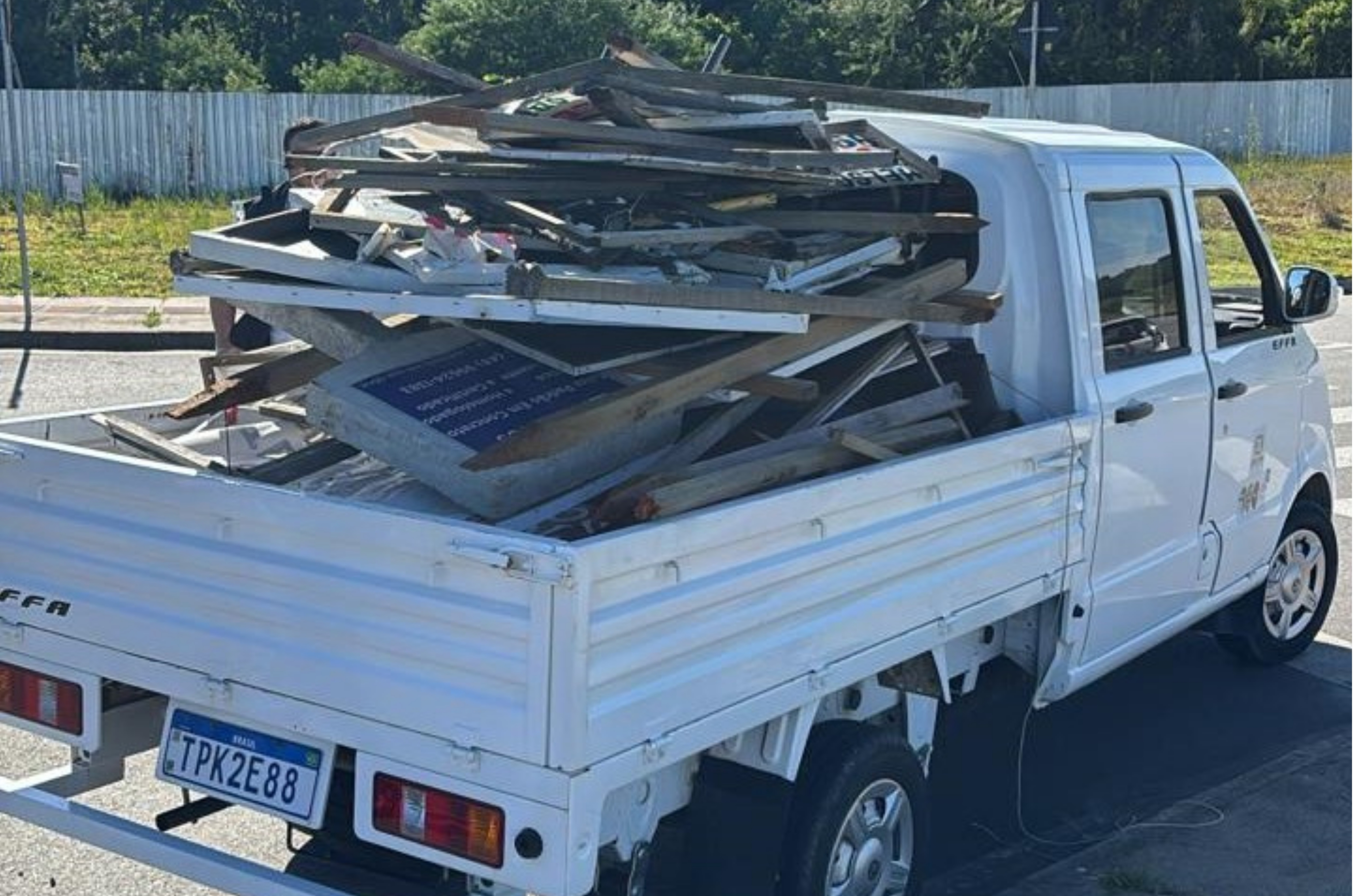 Programa Calçada Livre recolhe mais de 400 propagandas irregulares em Criciúma