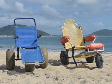 Programa Praia Acessível garante banho de mar inclusivo em São Francisco do Sul