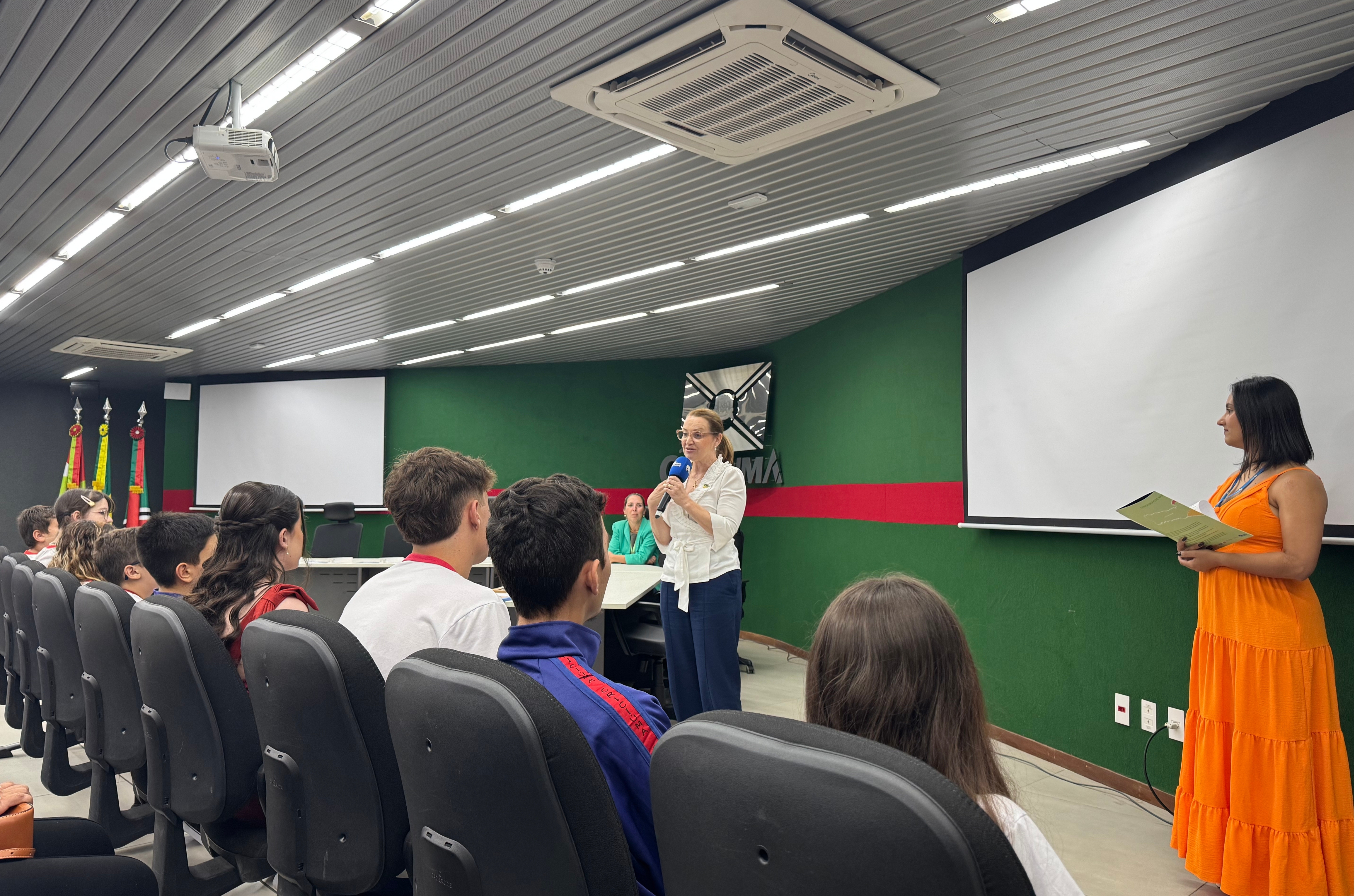Projeto Educação em Primeiro Lugar premia melhores alunos da rede municipal de Criciúma