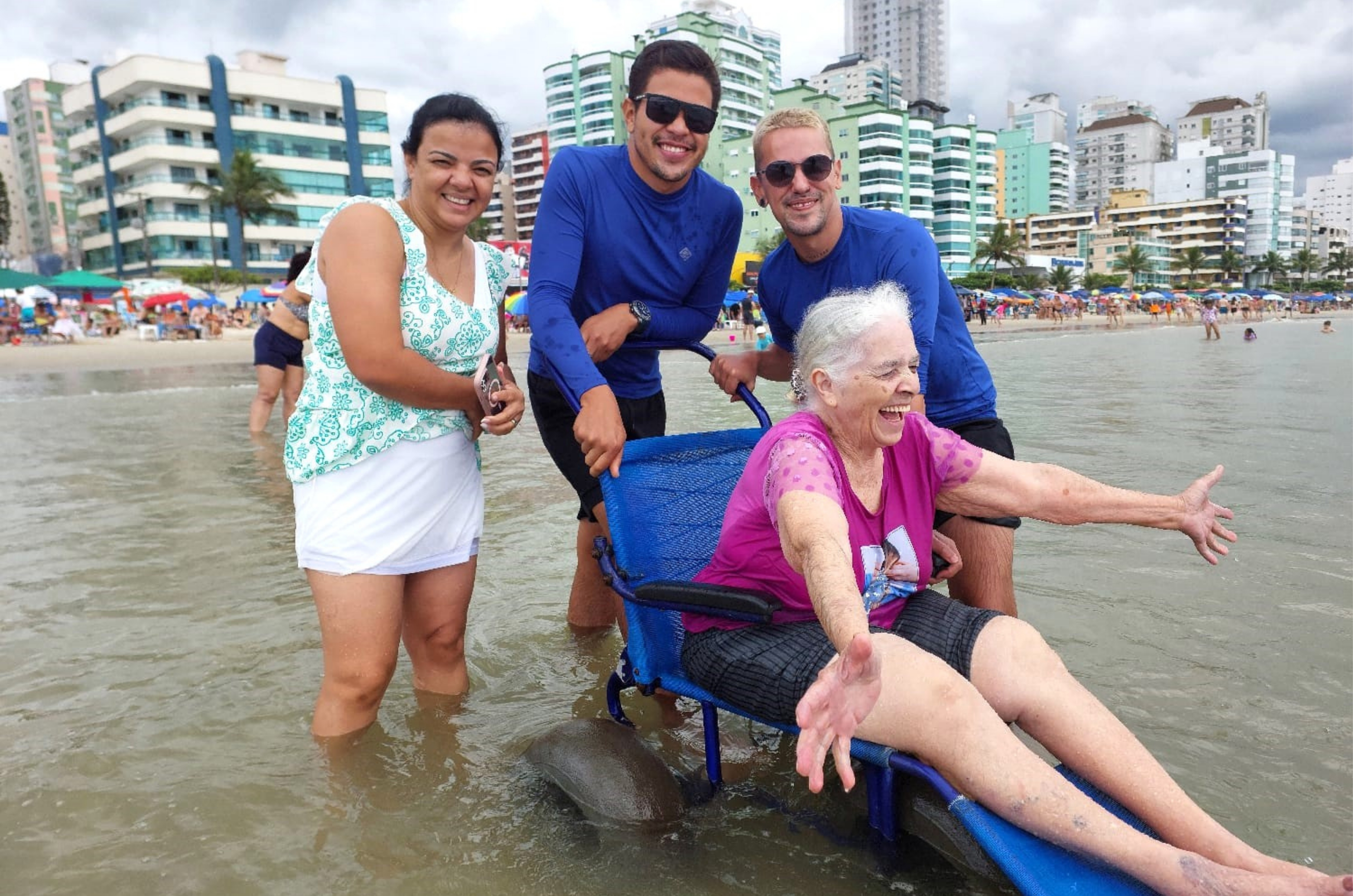 Projeto Vida na Praia oferece banho de mar acessível em Itapema até março