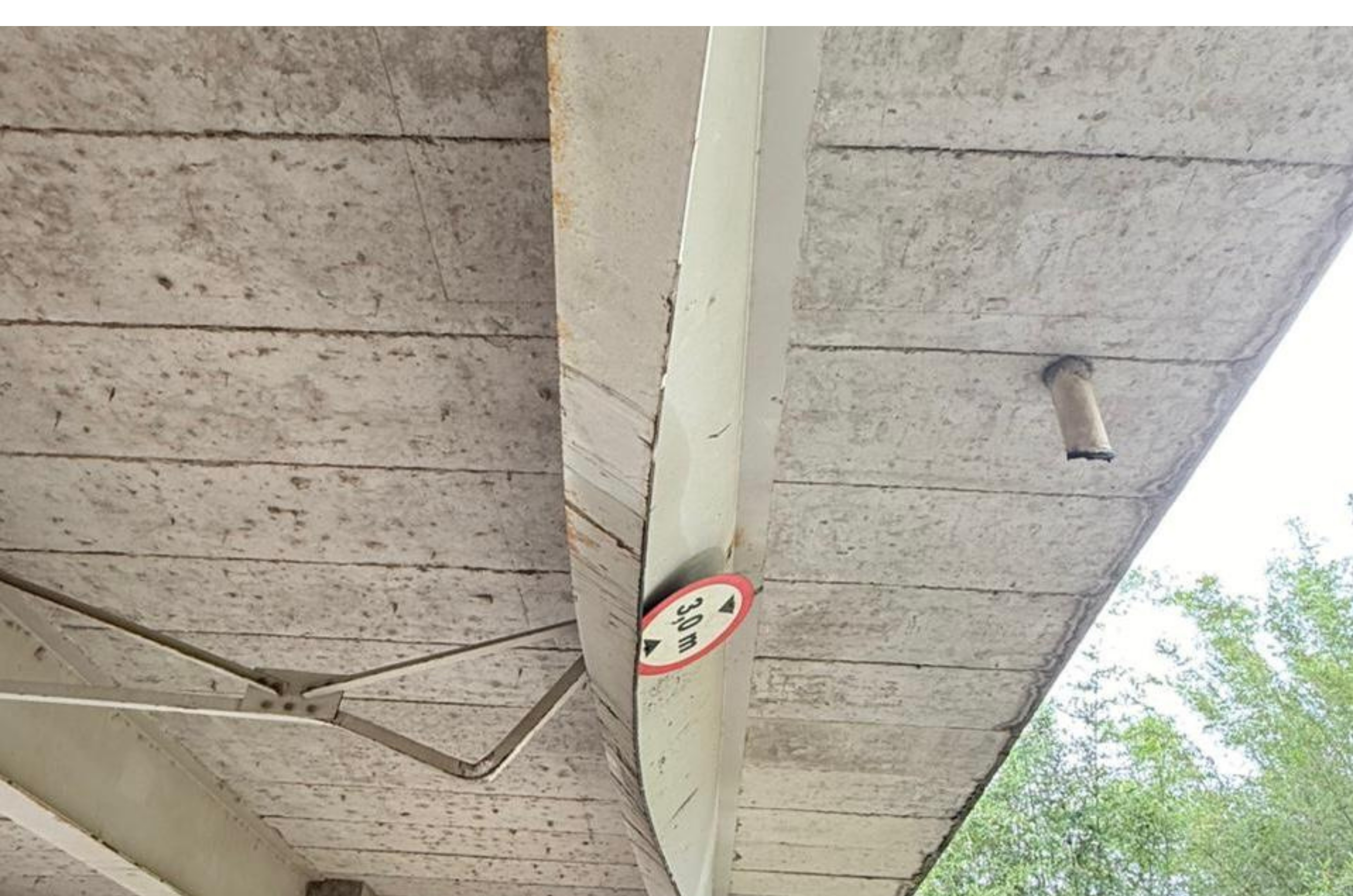 Rua no bairro Barranca, em Araranguá, é interditada sob ponte por medida preventiva