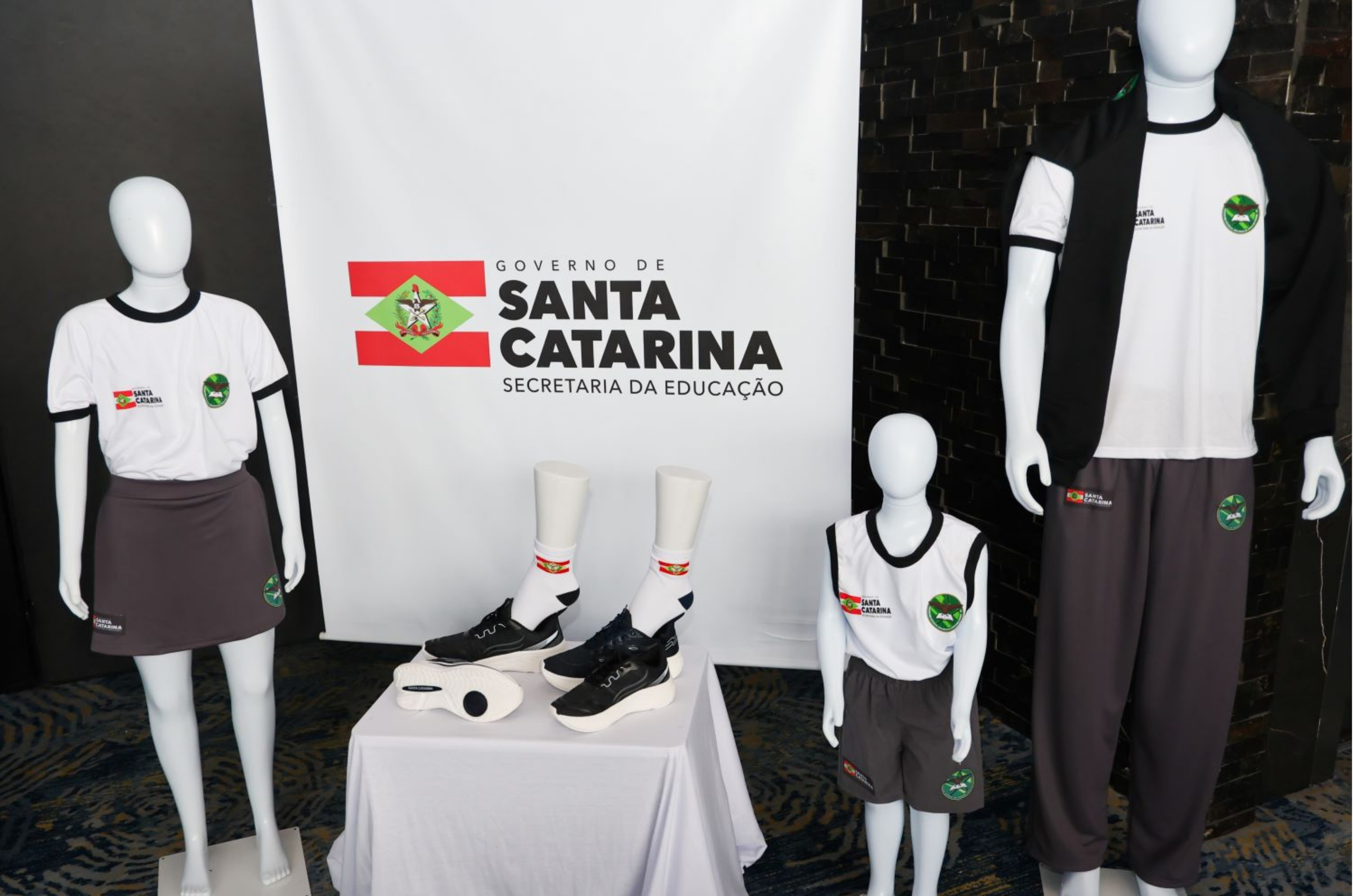 SC vai distribuir uniformes a todos os alunos da rede estadual em 2026