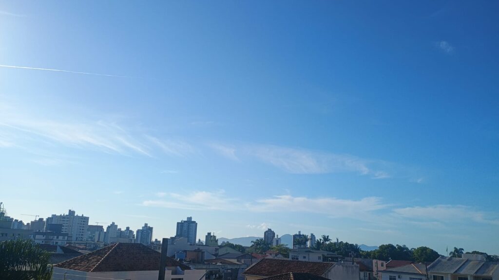 Sábado será de sol e calor em Santa Catarina, com chance de chuva isolada