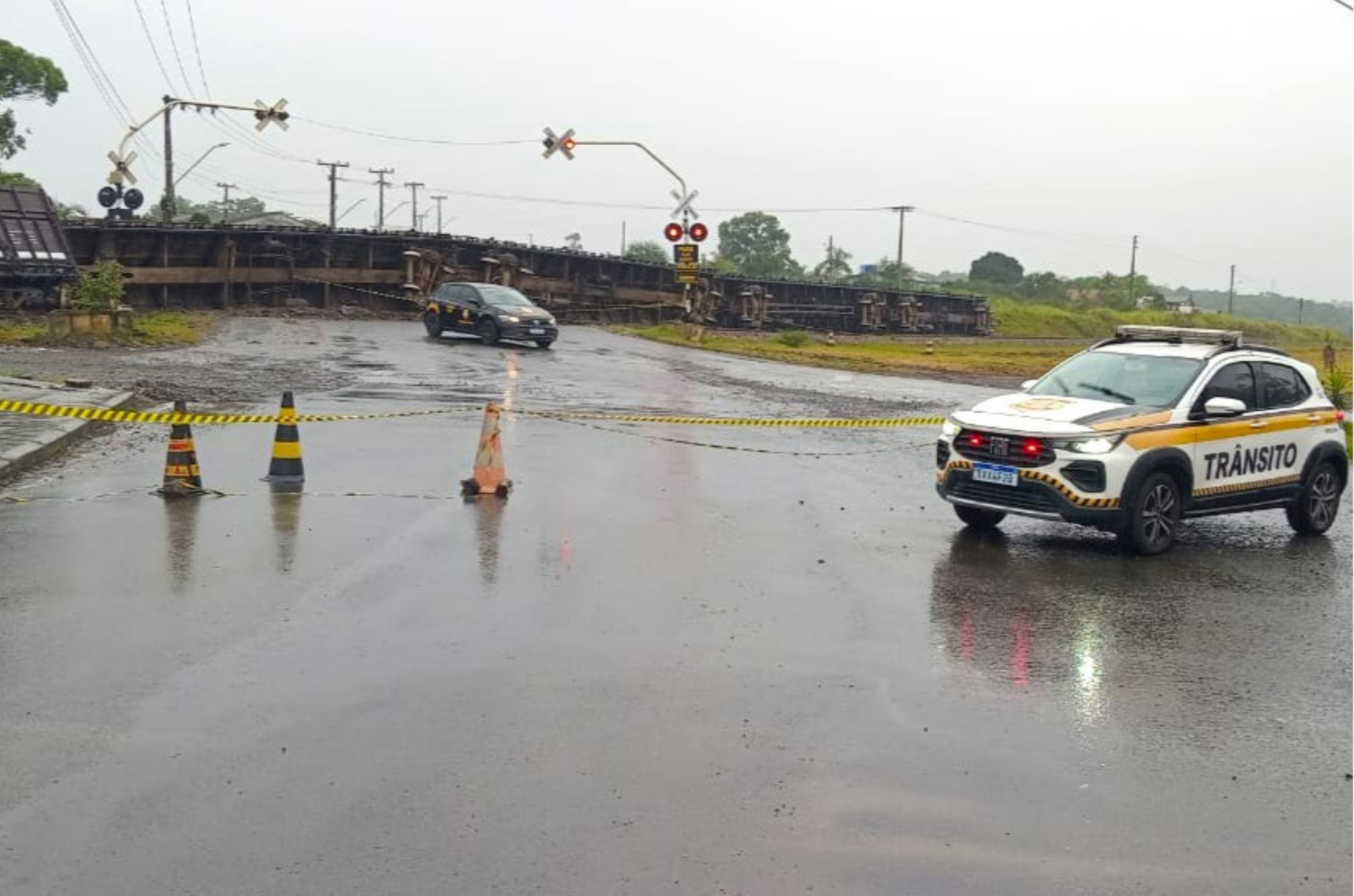 Trecho segue bloqueado no Renascer após tombamento de vagões; veja rotas alternativas