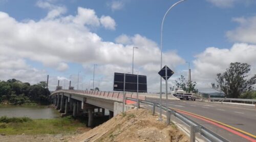 Homem entra em rio para tentar salvar mulher e ambos acabam resgatados em Tubarão