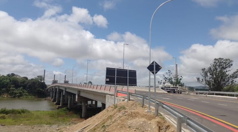 Homem entra em rio para tentar salvar mulher e ambos acabam resgatados em Tubarão