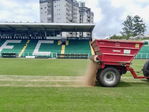 Ação especial é promovida para melhorar gramados dos estádios para o Catarinense 2026