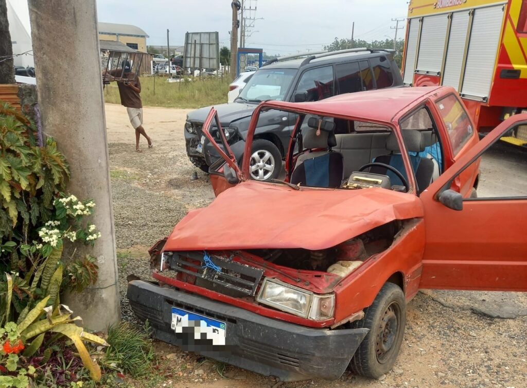 Colisão entre dois veículos deixa idosa presa nas ferragens na SC-445 em Içara