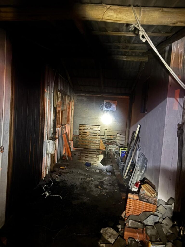 Morador controla incêndio com mangueira de jardim na própria residência em Criciúma