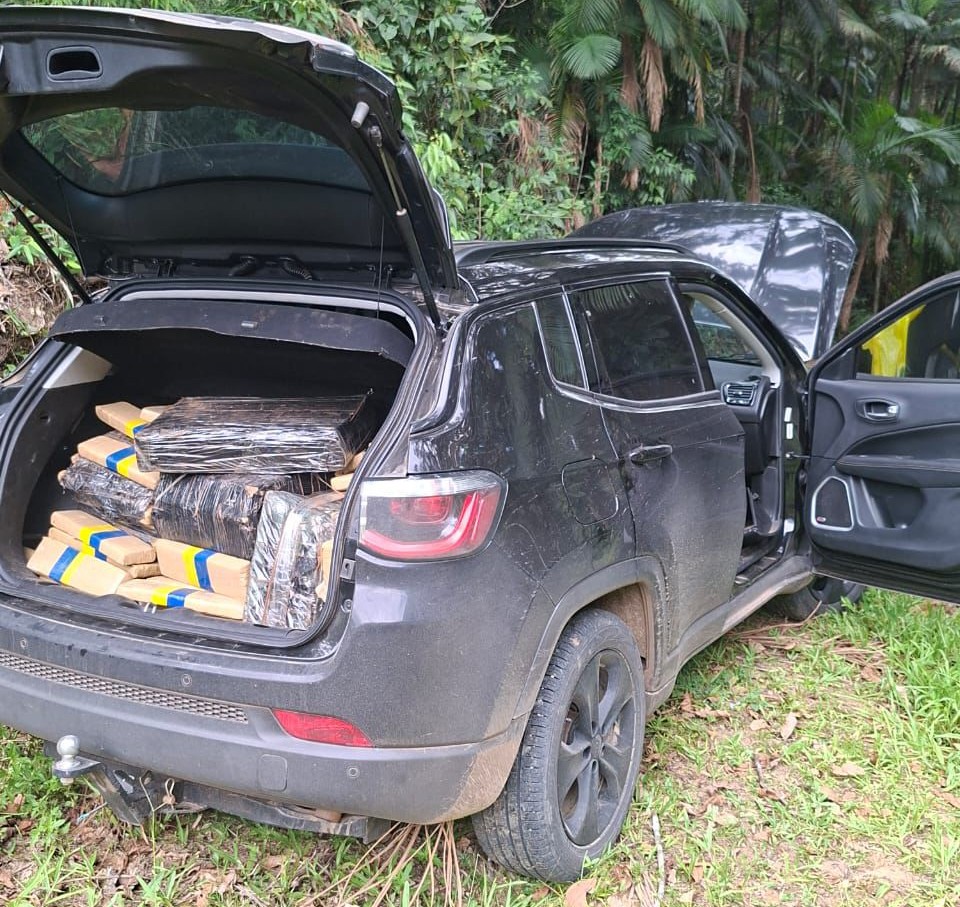 Mais de 250 quilos de maconha são encontrados em veículo abandonado após perseguição em Blumenau