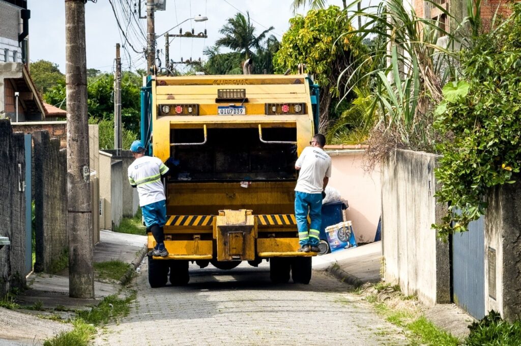 Coleta convencional de resíduos é ampliada nos principais balneários de Florianópolis