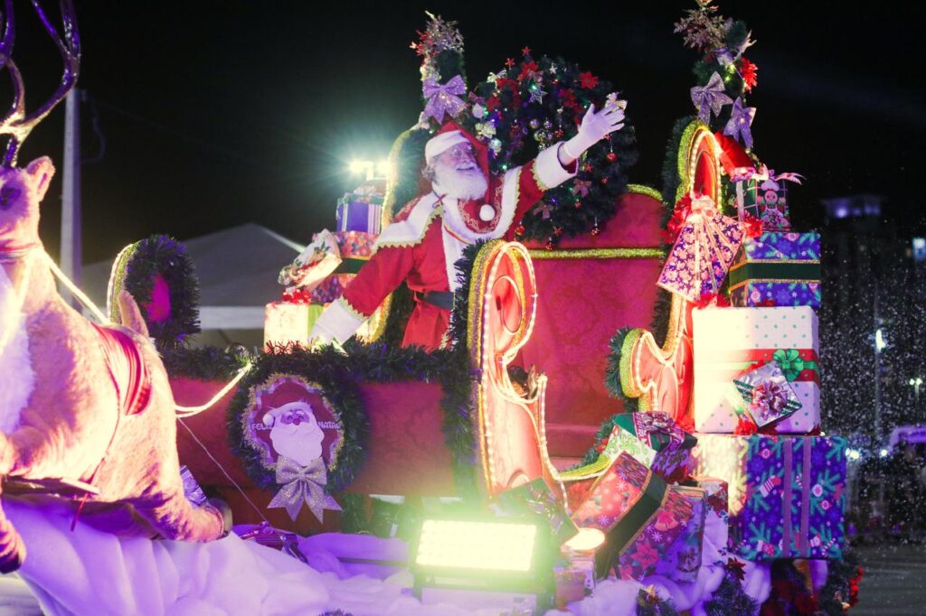 Mais de 20 mil pessoas acompanharam o Cortejo do Papai Noel na Beira-Mar Continental
