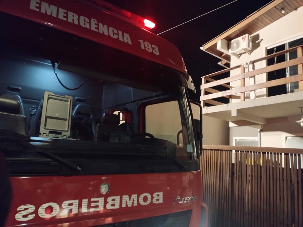 Incêndio atinge residência em Florianópolis