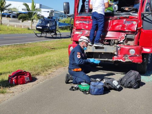 Homem fica gravemente ferido após colisão entre dois caminhões na BR-101 em Içara
