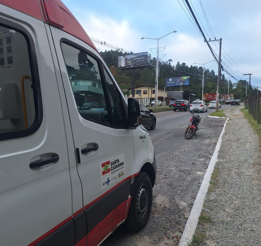 Motociclista morre ao colidir em poste em Itajaí
