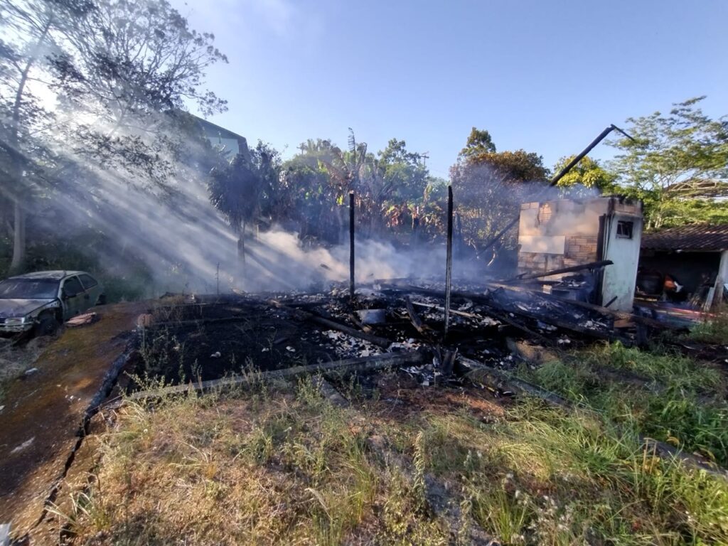 Fogo consome residência de madeira em Orleans
