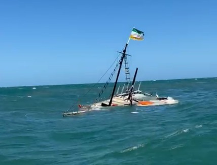 Naufrágio de embarcação com cinco tripulantes mobiliza equipes de resgate em Laguna