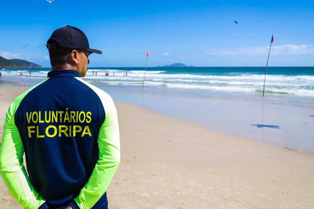 Agentes Comunitários de Segurança atuam na fiscalização de praias e apoiam Desfile de Natal em Florianópolis