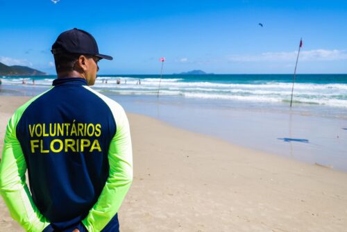 Agentes Comunitários de Segurança atuam na fiscalização de praias e apoiam Desfile de Natal em Florianópolis