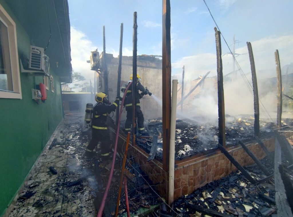 Fogo provoca destruição de residência em Florianópolis
