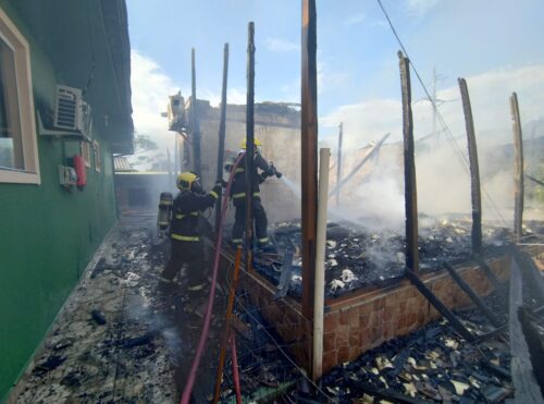 Fogo provoca destruição de residência em Florianópolis