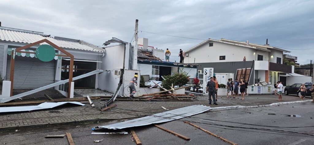 Situação de emergência é decretada após vendaval provocar destruição em Laguna