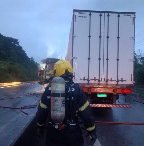 Acidente de trânsito seguido de incêndio em caminhão provoca bloqueio da BR-101 em Palhoça