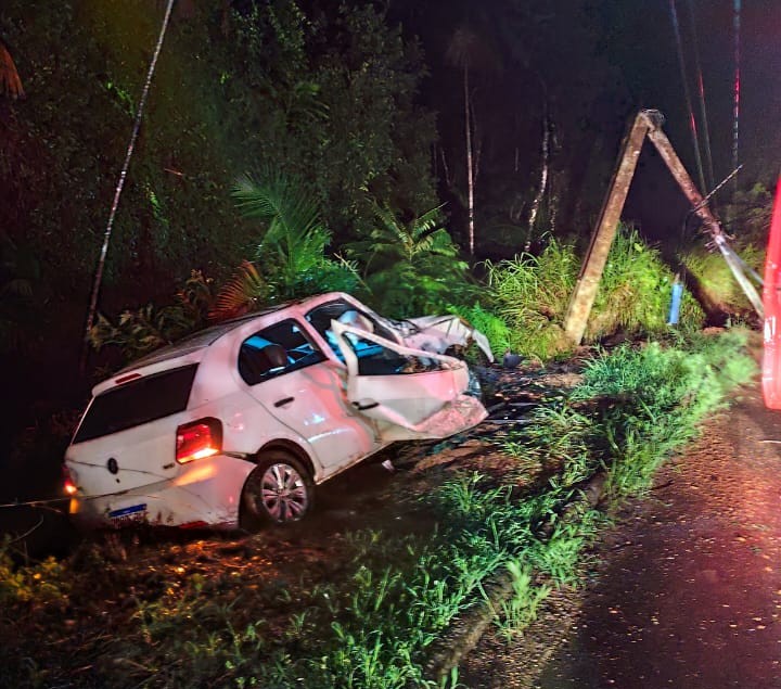 Condutor e passageiro escapam ilesos de colisão contra poste em Urussanga