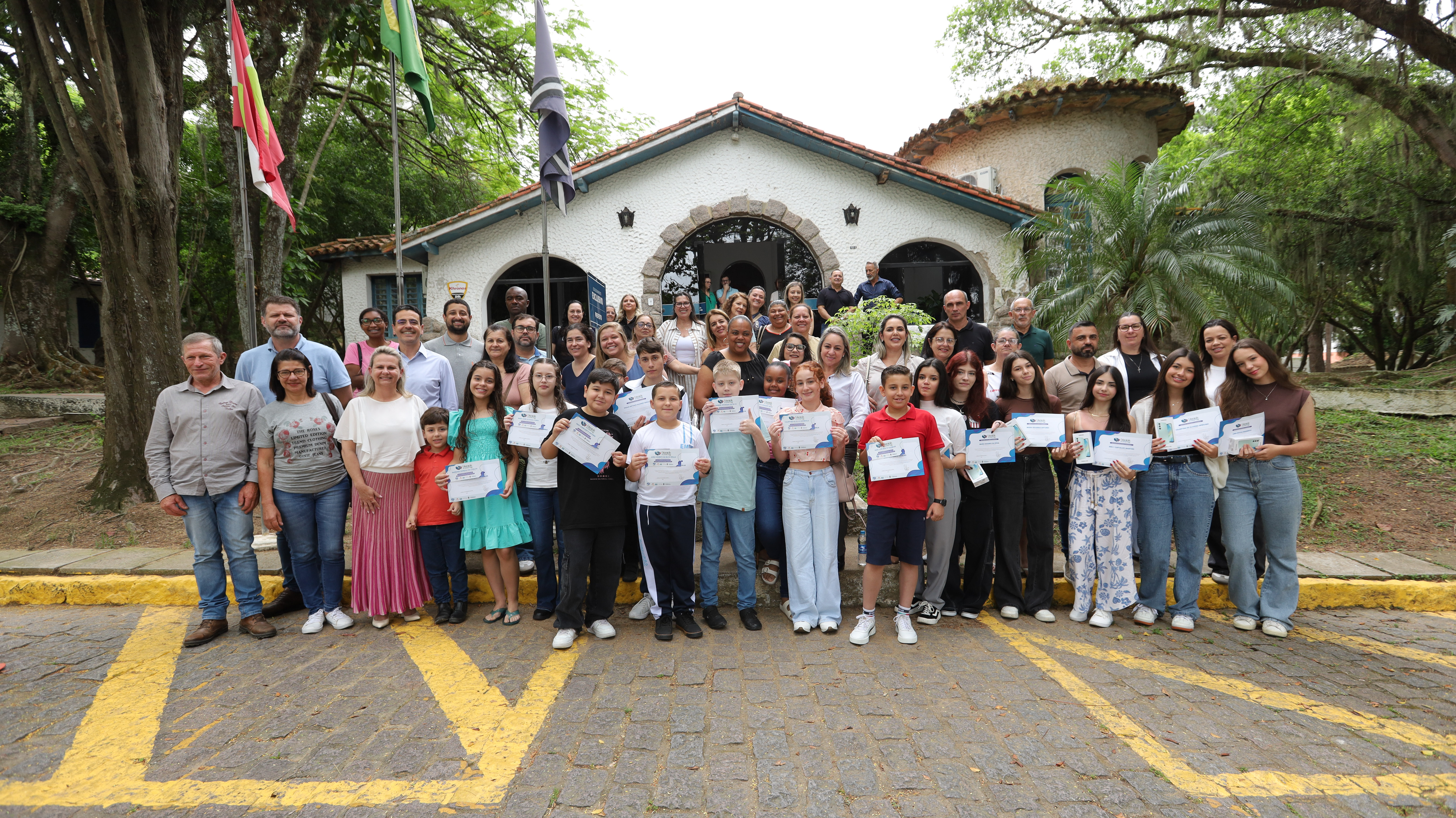 Projeto Educação em Primeiro Lugar premia alunos da rede municipal de Tubarão
