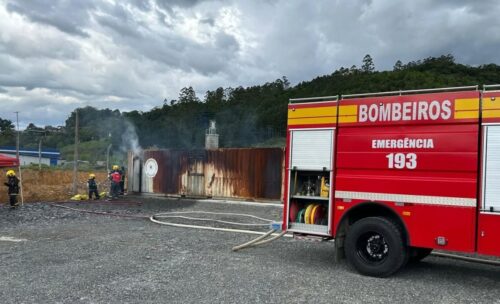 Bombeira comunitária fratura braço em queda de telhado durante combate a incêndio em Rio do Sul