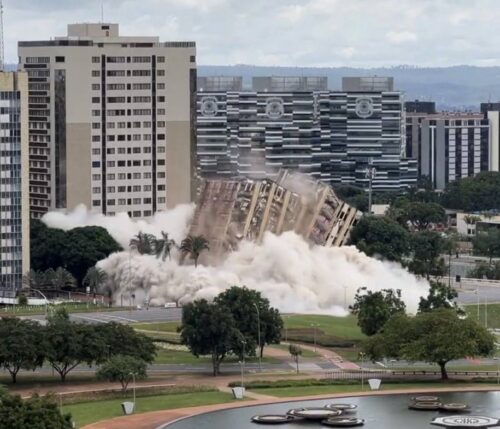 Implosão de tradicional hotel de luxo no Centro de Brasília é acompanhada por multidão