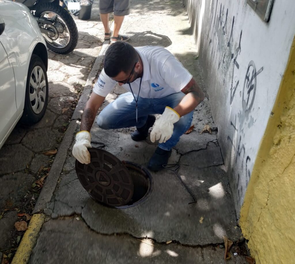 Fiscalização flagra três pontos de descarte irregular de esgoto em bairro de Florianópolis
