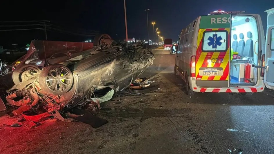 Acidente com carro de luxo roubado mata caminhoneiro na BR-101