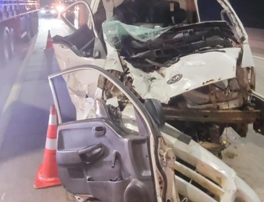 Acidente entre caminhões deixa motorista ferido em túnel de Paulo Lopes