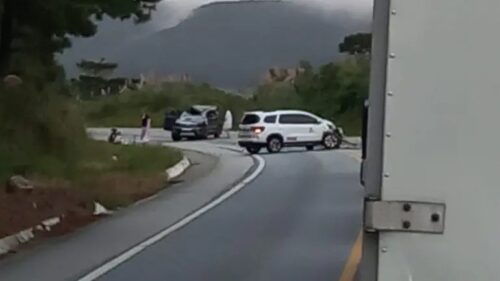 Acidente entre carros causa lentidão extrema na BR-282 em Rancho Queimado