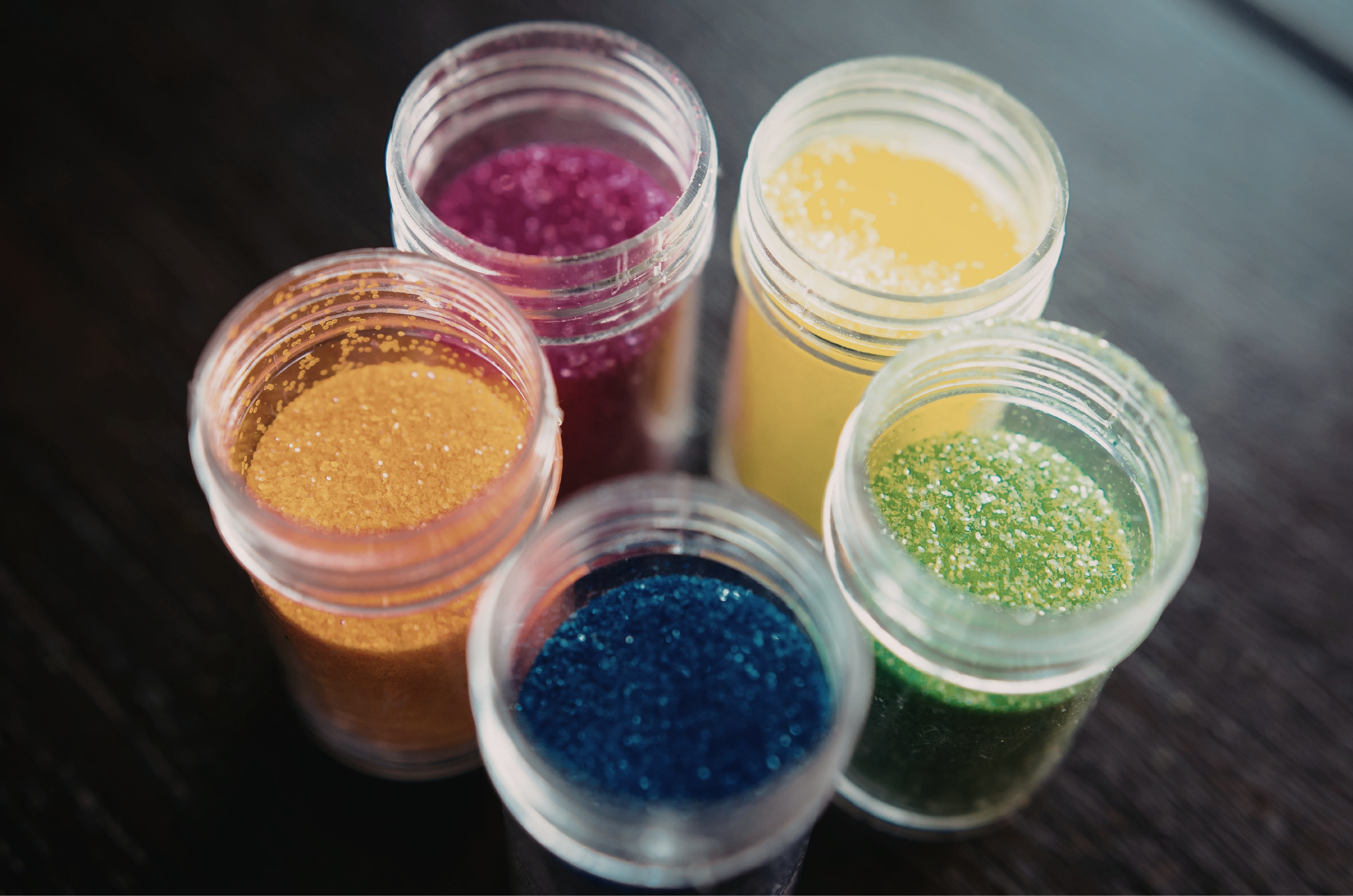 Anvisa suspende quatro marcas de glitter indicadas para uso em alimentos